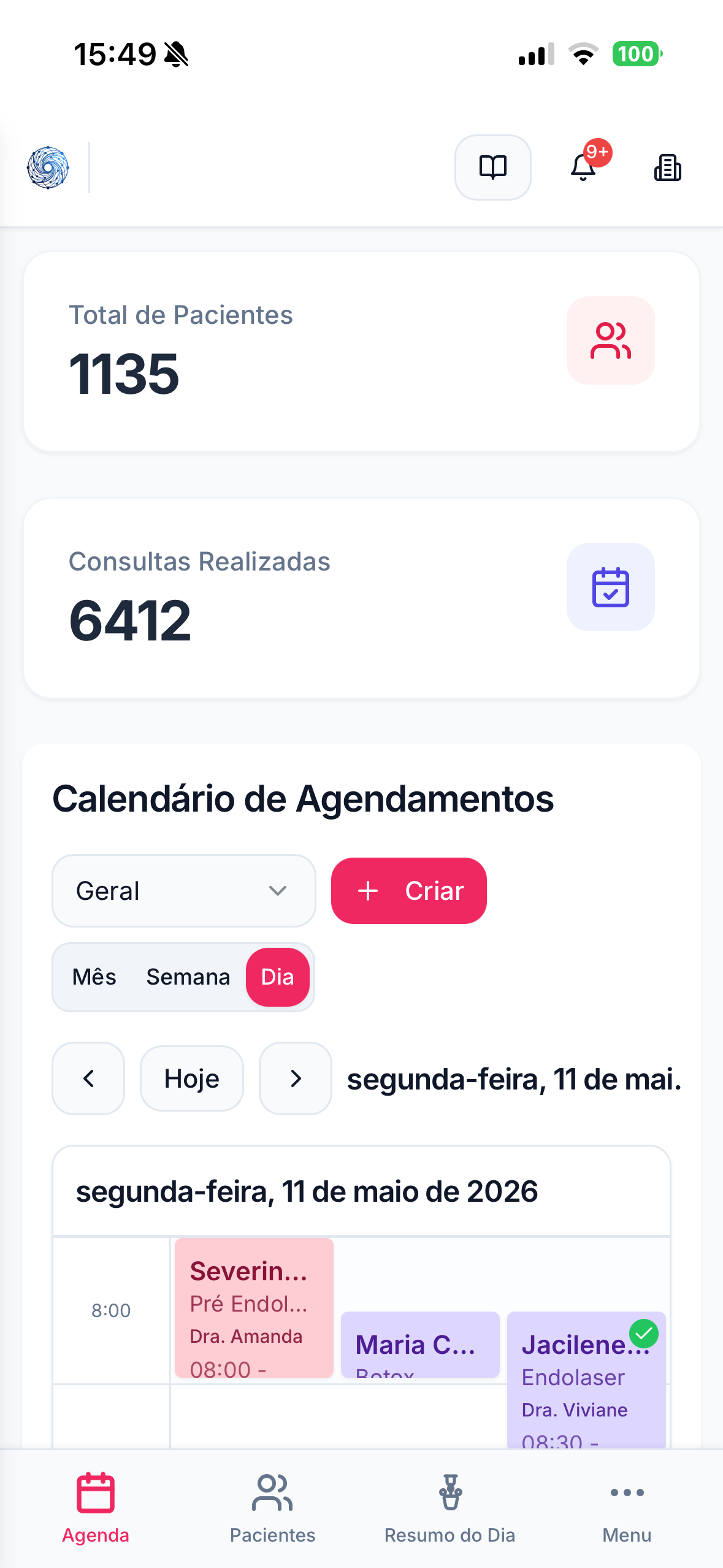 Painel da Sous Clinic no celular com a agenda e os pacientes da clínica estética